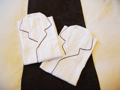 お休みは着心地の良い生地を使用したガウンパジャマで。