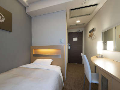 バリューシングル　ナチュラルウッドとホワイトクロスのカラーリングで目覚めの良いお休みをお約束します