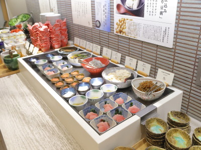 豊富な和総菜の小鉢 それぞれの味付けを楽しんで頂くために、大皿でなく、小鉢にてご用意しております。