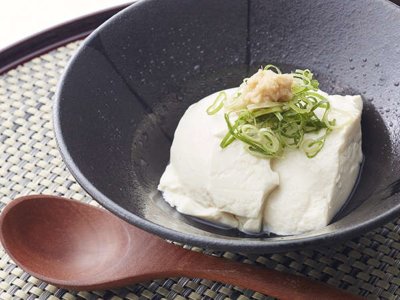 手作り豆腐 早朝仕込みの出来立ての手作り豆腐。北海道産のコクのあるまろやかな豆乳を使用した一品です。