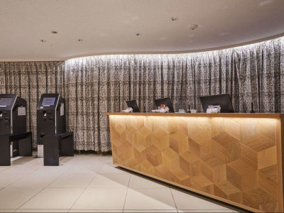 フロントが混雑していても、かんたんな操作でスピーディーにチェックイン&チェックアウトできる