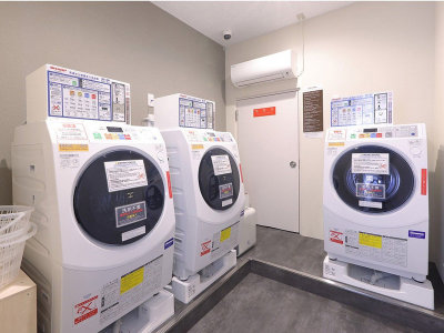 【1F　ランドリーコーナー】1Fロビー奥にランドリーコーナーが設置されました。お部屋のTVで空き状況