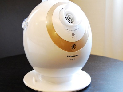 お休み中にエステができるイオンナノケアナイトスチーマー。