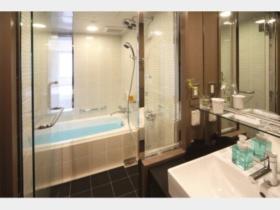 洗い場のあるセパレート型バスルーム☆レインシャワーで疲れを癒して。。