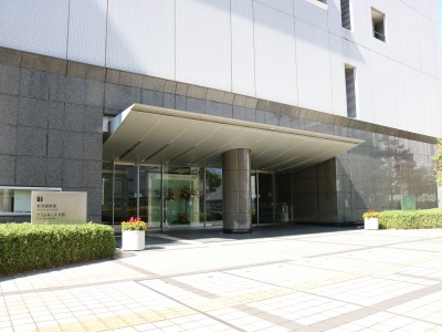 ２階がフロントのある正面入口です。