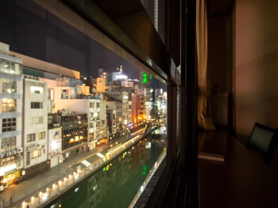 道頓堀川のお部屋の景観。夜は大阪らしいネオンで賑やか