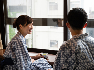 道頓堀側のお部屋からは窓から川の景色をご覧いただけます