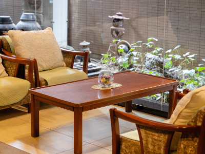 【ロビー】大阪のまちをたっぷり練り歩いたら、チェックイン後にほっと一息。