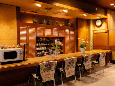 【ラウンジ】チェックイン後にほっと一息。電子レンジはご宿泊者様無料で利用可能です。