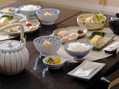 【ご朝食】素朴だからこそ感じる「和」の味わい。炊き立てごはんに、思わず箸がすすみます。