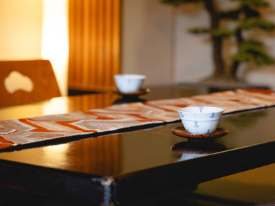 繁華街の中心にいることを忘れるほどの、落ち着いた和の空間。静かなお部屋でゆっくりと休息を。