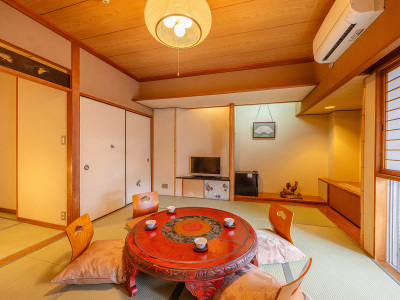 【スーペリア和室10畳】窓の外の小さな庭を眺め、ゆっくりとくつろぐ贅沢な時間。