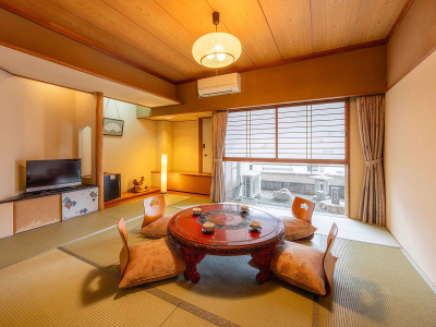 【スーペリア和室10畳】お部屋の調度品にもこだわりを。繊細な和が心を癒します。