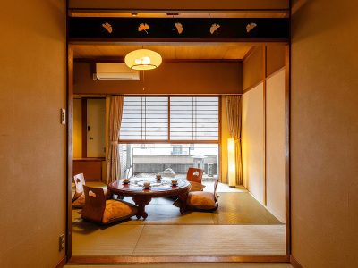 【スーペリア和室10畳】窓の外の小さな庭を眺め、ゆっくりとくつろぐ贅沢な時間。