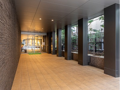 西側エントランス