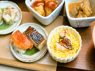 色とりどりの寿司やちらし寿司が楽しめる贅沢な朝食ビュッフェ。
