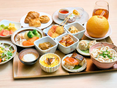 和洋折衷のバラエティ豊かな朝食ビュッフェ。どなたでも楽しめる一品を見つけられます！
