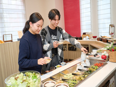 自由に選べるサラダバーや豊富なメニューで、自分好みの朝食を楽しめるホテルビュッフェ