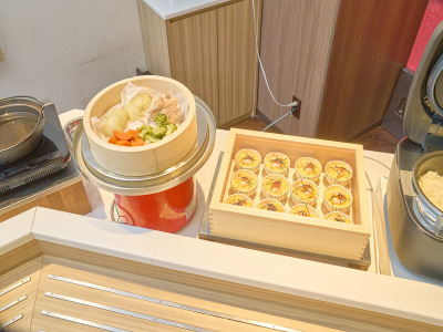 ヘルシーな蒸し野菜が並ぶ朝食ビュッフェ。栄養満点の一皿をどうぞ！