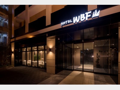 ホテル外観（夜）