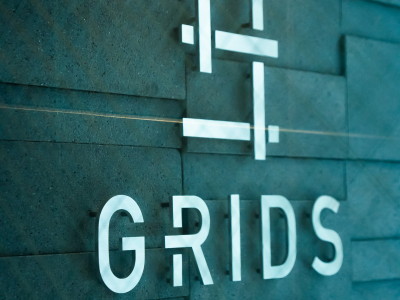 外観（GRIDSロゴ）