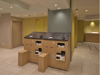 エントランス（セルフチェックイン、アウト機）