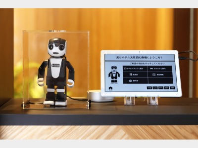 フロント：ロボホンコンシェルジュ