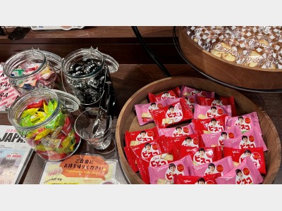 ラウンジで地元の飴やお菓子食べ放題