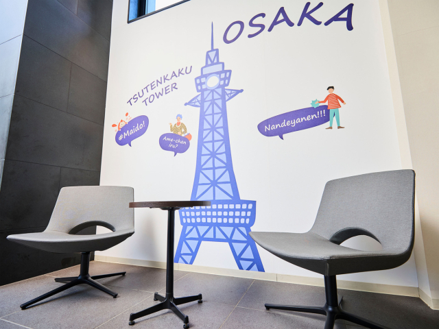 チサン　スタンダード　大阪新今宮 ロビー｜通天閣モチーフのかわいらしいイラスト。思い出づくりにぴったりのフォトスポットです。