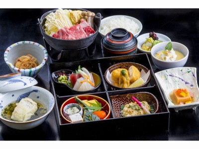 平日限定・小鍋付き末広御膳（一例）