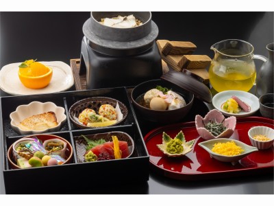 平日限定・釜飯と料理長特製の赤出汁椀付・花御膳（一例）