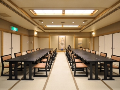 イステーブル形式の宴会場もあり