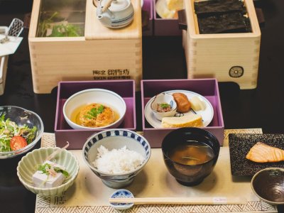 朝食イメージ　丹波黒豆湯豆腐膳