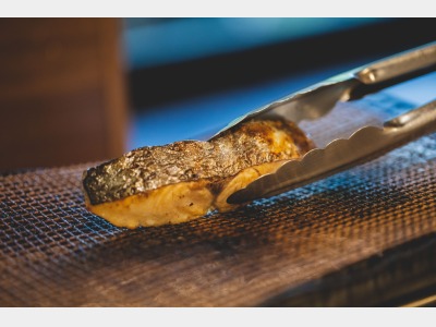 炭火でじっくりと焼きあげる...