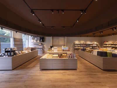 【売店】営業時間：8：00～19：45　モダンな雰囲気の売店へ、ふらり♪と、お気軽にお立ち寄りください。