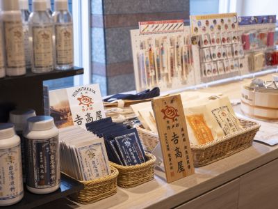 【売店】営業時間：8：00～19：45　モダンな雰囲気の売店へ、ふらり♪と、お気軽にお立ち寄りください。