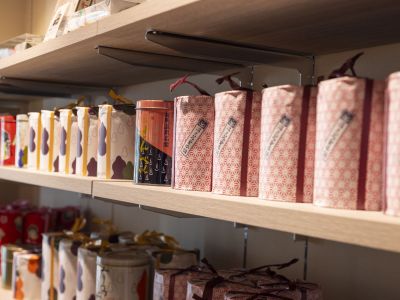 【売店】営業時間：8：00～19：45　モダンな雰囲気の売店へ、ふらり♪と、お気軽にお立ち寄りください。