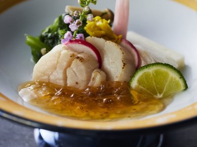 【土地の恵み会席】冬(2025年12月～2026年2月)酢物 炙り帆立と季節野菜のジュレ掛け