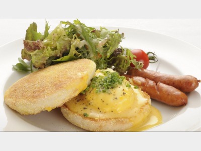 地場食材を使用したメインのエッグベネディグト