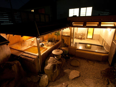 雰囲気のある露天風呂と大理石の内風呂