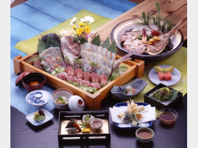 海峡御膳イメージ　※鯛姿造り、宝楽焼は5名様盛りとなります