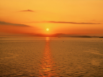 【紀淡海峡に昇る朝陽】 海の向かい紀伊山地から昇る朝陽は必見