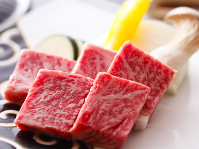 【牛石焼ステーキ】 霜降りの牛肉をアツアツに熱した石の上でジュワっとお好みの焼き加減で