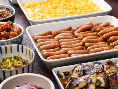 【朝食】ビュッフェメニュー例（ソーセージ・スクランブルエッグなど）