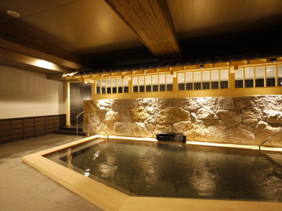 ＜天然温泉　華楽（かぐら）の湯＞　檜風呂　広々とした浴槽は旅先で疲れた身体をほっこりと癒します。
