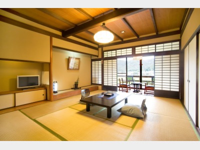 【喫煙可】 里の館〈和室10畳＋ウッドテラス　眺望：播州の山々〉