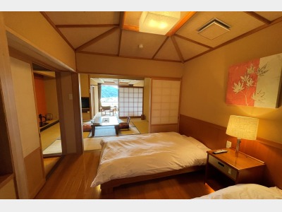 【喫煙可】 露天風呂付和洋室〈和室10畳＋広縁付＋ツインベッド　眺望：最上階、川側〉