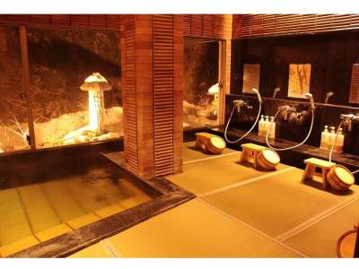 畳式の女性浴場冬期は雪化粧した庭を見ながら温泉に浸かれます