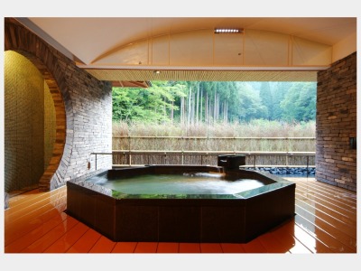 森のプライベートスパ「林泉」の露天風呂