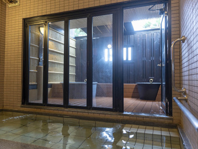 内風呂から続く半露天風呂は温泉です